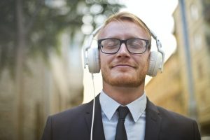 Musica al lavoro: ci lasciamo distrarre?